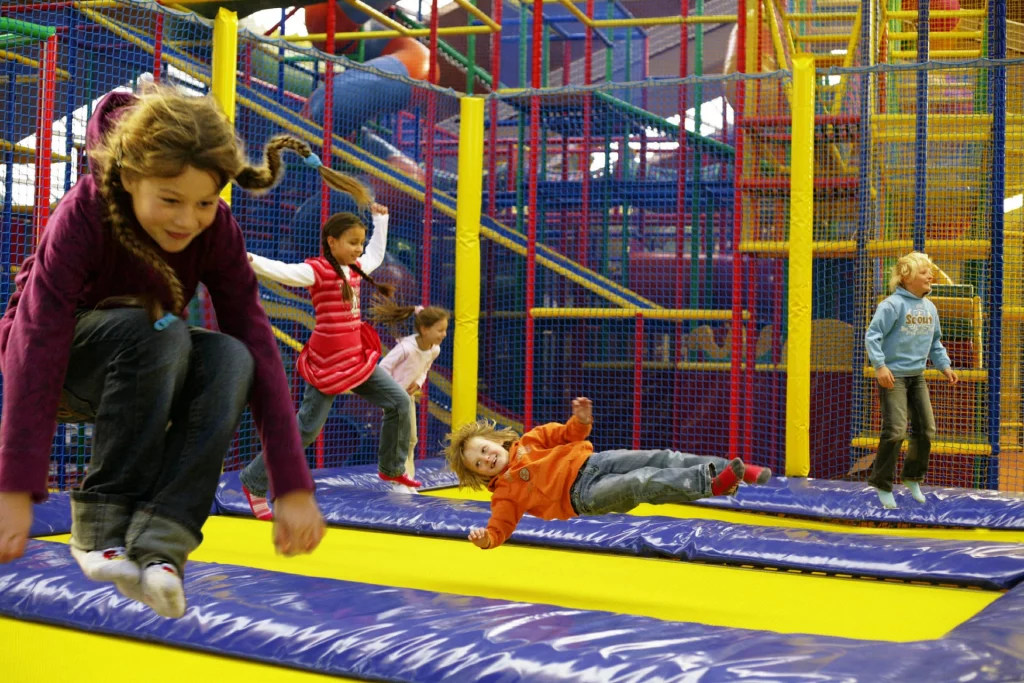 Hüpfende Kinder im Allgäulino Hallenspielplatz