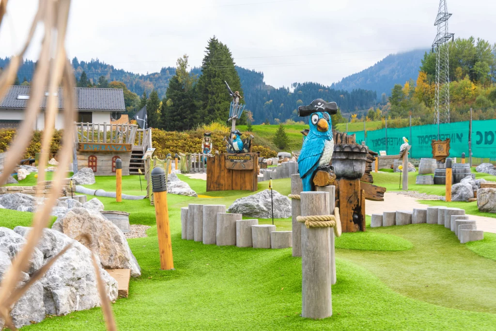 Blick auf Minigolfplatz mit Holzfiguren