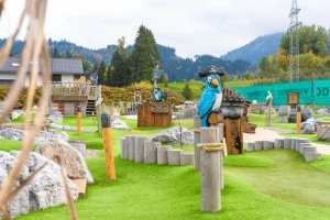 Blick auf Minigolfplatz mit Holzfiguren