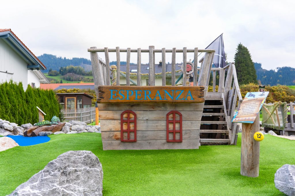 Blick auf Minigolfplatz mit Holzschiff