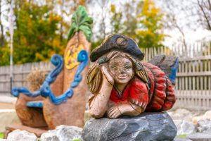 Blick auf Minigolfplatz mit Holzfiguren
