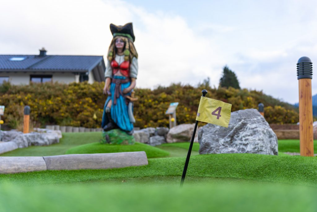 Blick auf Minigolfplatz mit Fahne im Loch